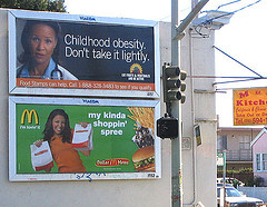 2 pubs aux USA : l'une pour une chaîne de fast-food, l'autre contre l'obésité...