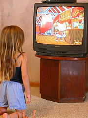 Enfant regardant la télévision